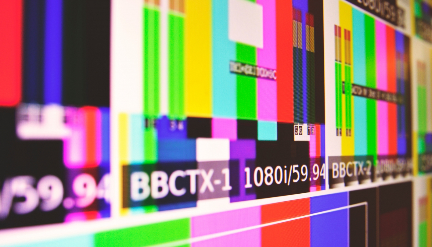 Platekrāna monitors, kurā redzamas TV krāsu joslas