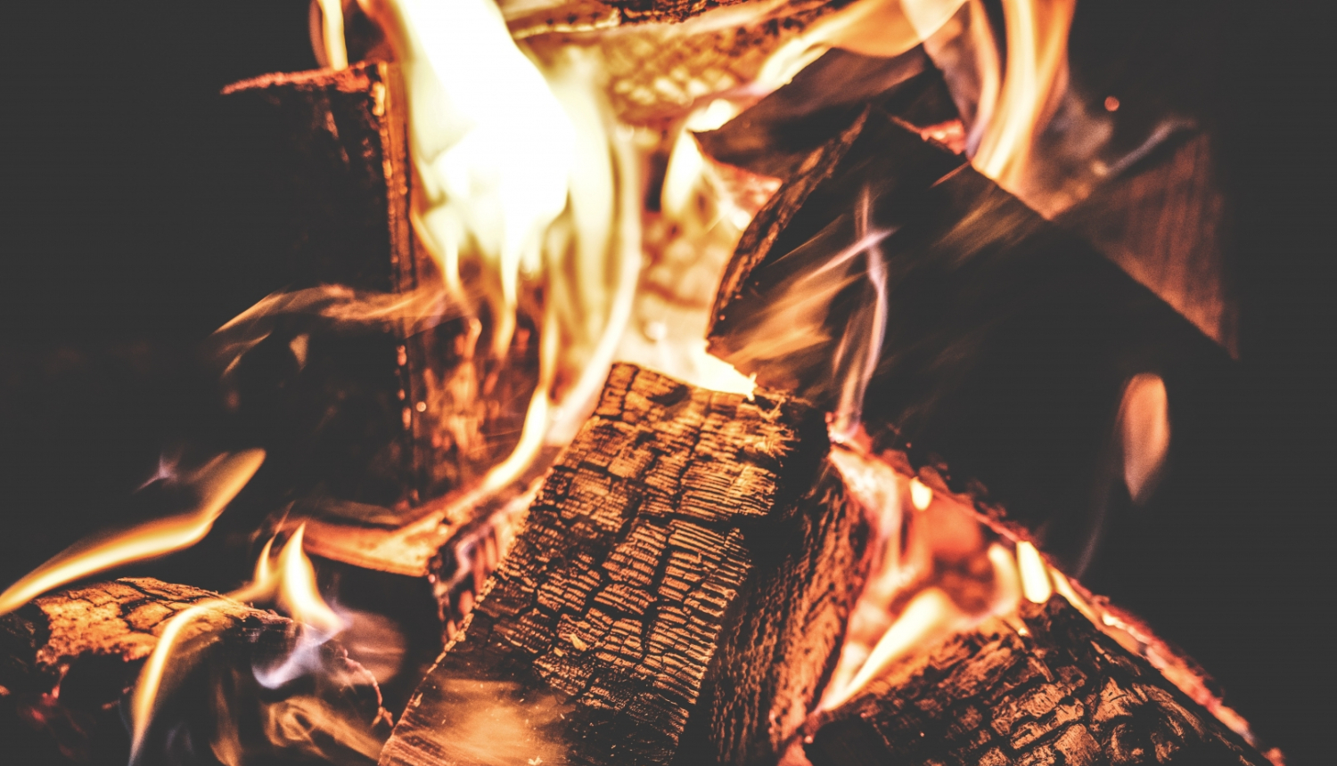 Degošas malkas pagales tuvplānā