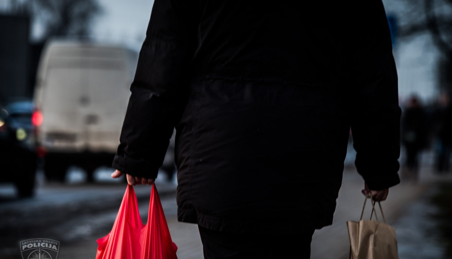 Cilvēks ar iepirkumu maisiņiem