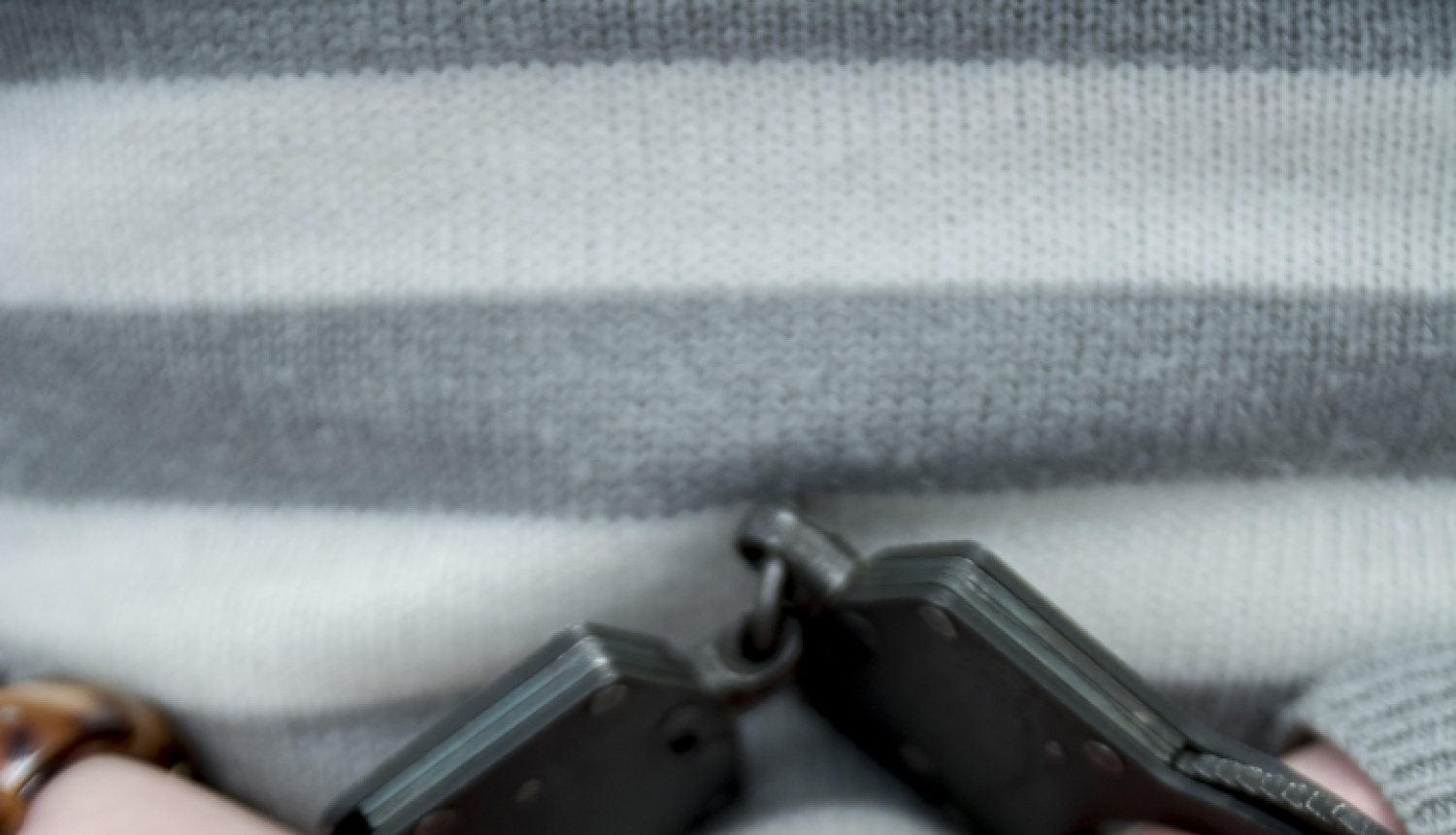 Sievietes rokas uz muguras saslēgtas rokudzelžos