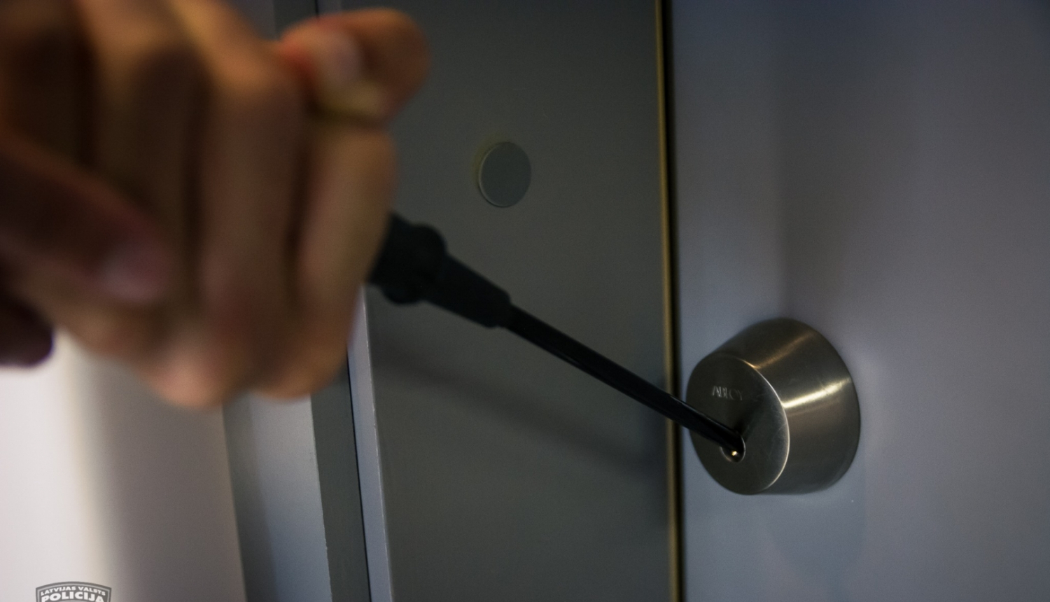 Durvju slēdzene, no kāda persona cenšas uzlauzt ar īlena palīdzību