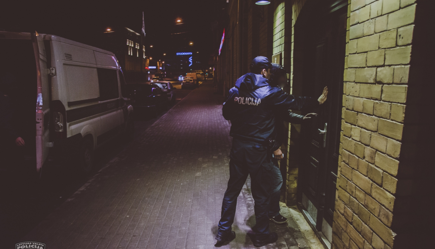 policists aizturējis personu, kuru ved uz iecirkni