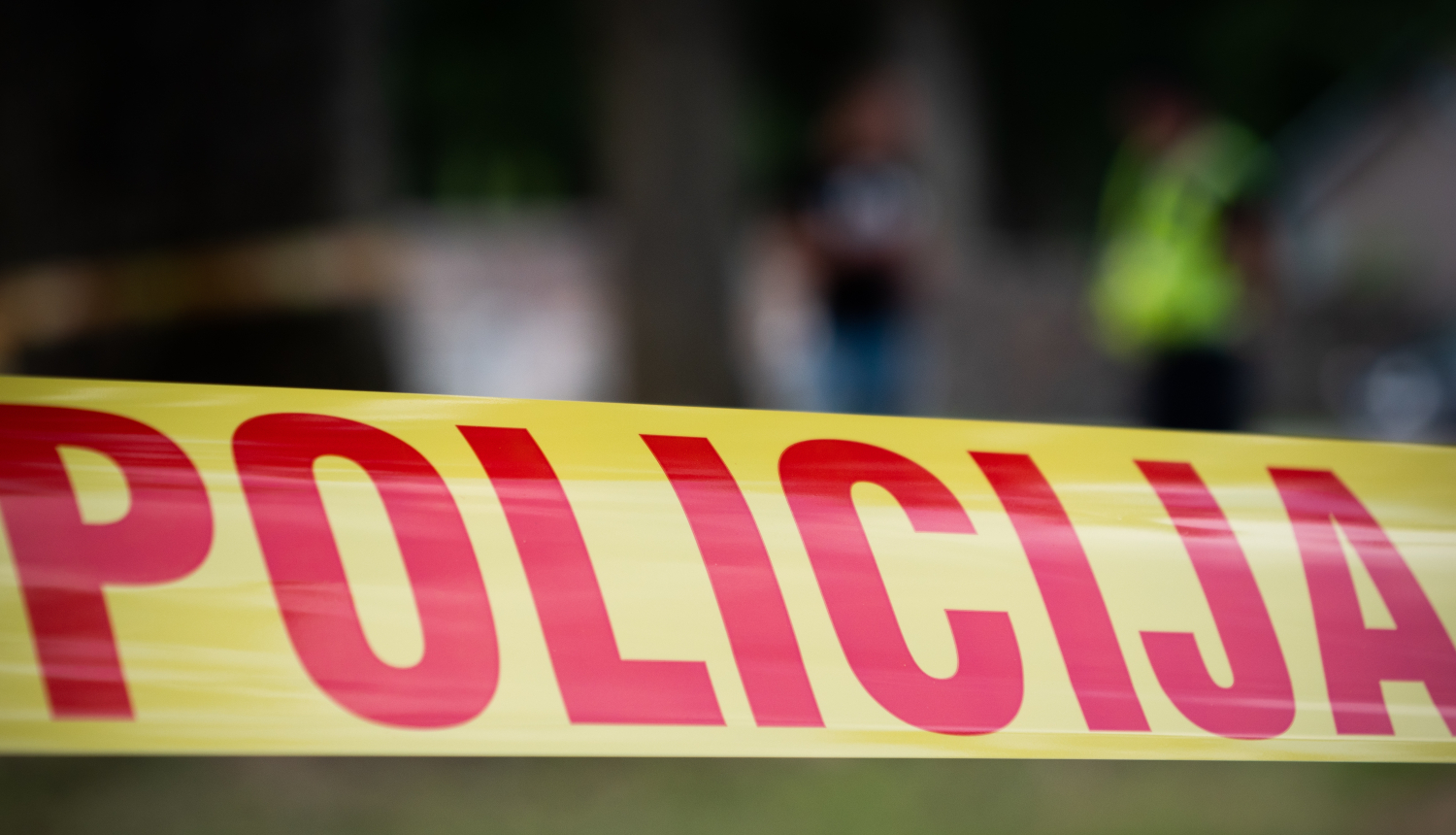 Dzeltena lenta, uz kuras ar sarkaniem burtiem uzrakstīts POLICIJA