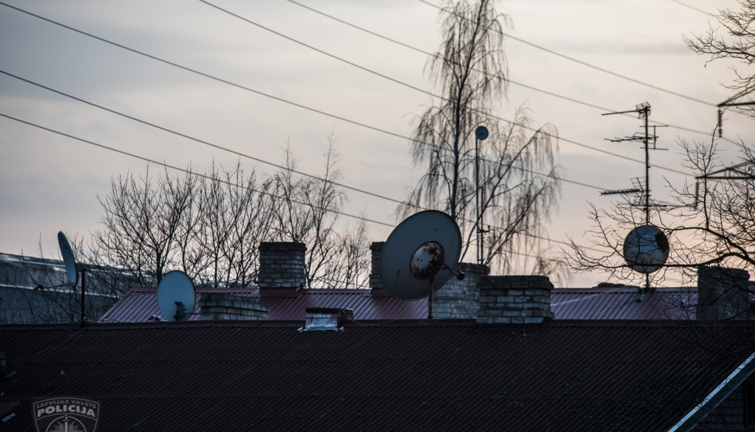Mājas jumts ar vairākām televīzijas antenēm