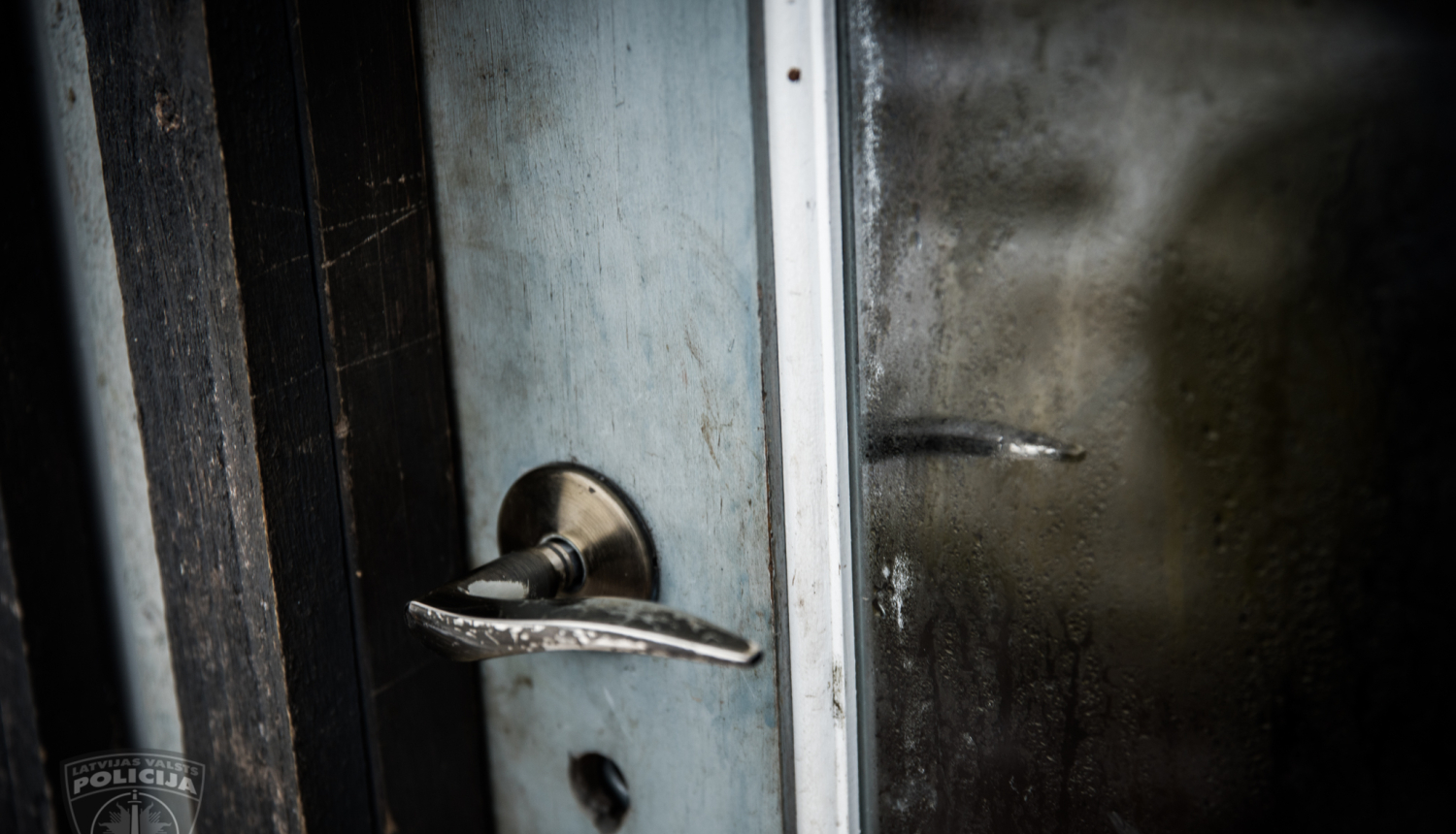 Puspievērtas iestiklotas durvis