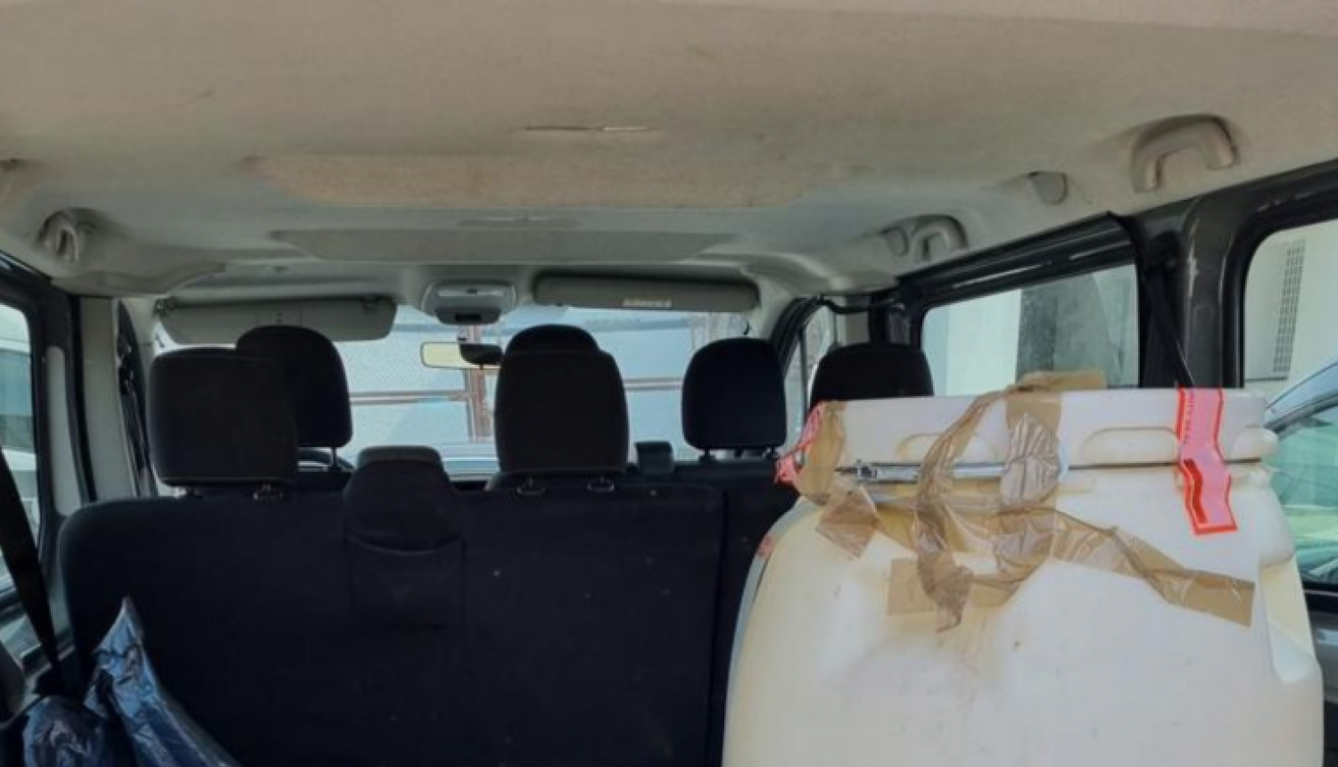 Muca un kannas, un kaste ar pudelēm, kurās atrodas nelegālais alkohols