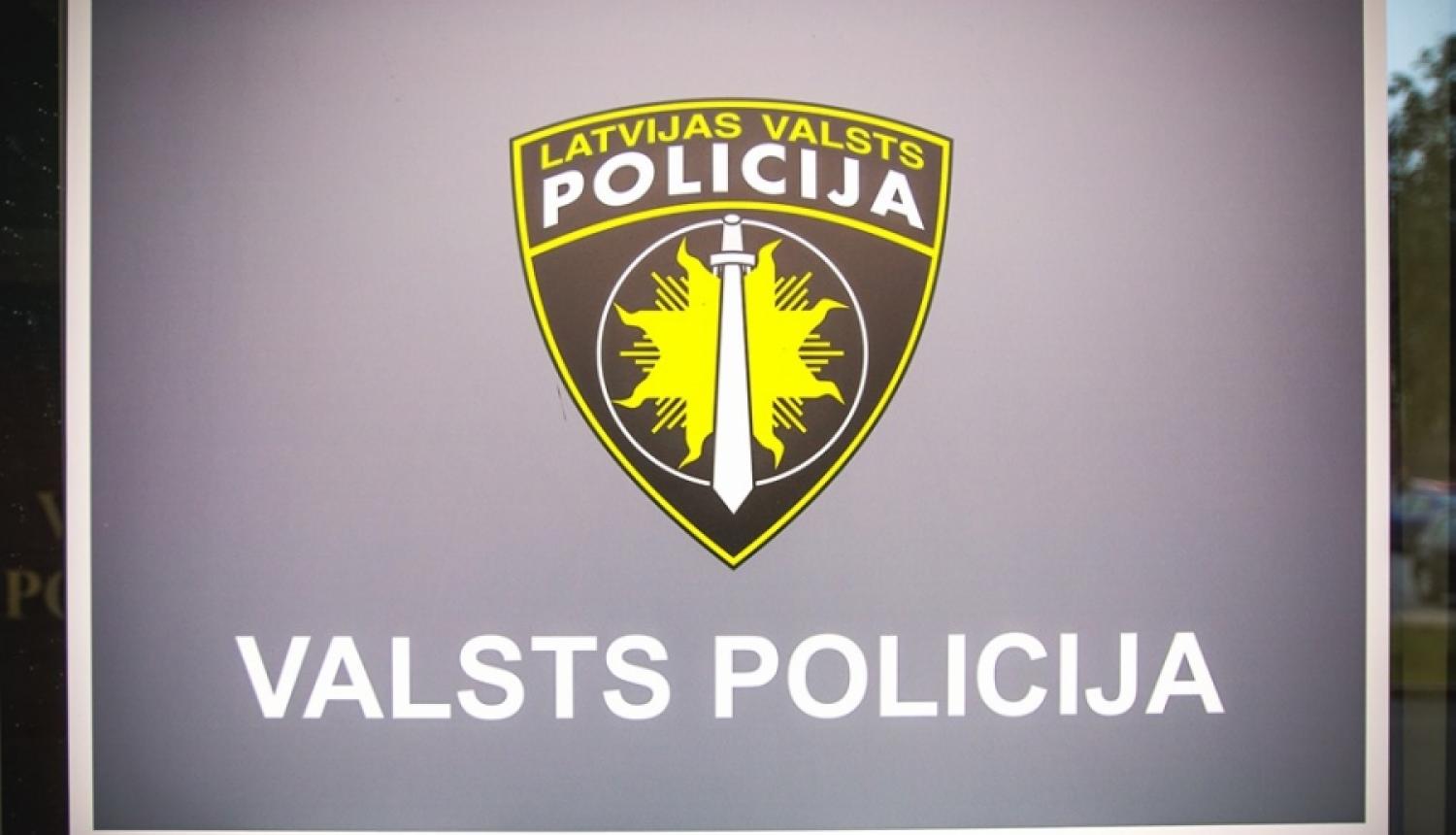 Pēc soctīklos izplatītā video, kur jaunietis ņirgājas par sirmgalvi, aizturēts iespējamais vainīgais