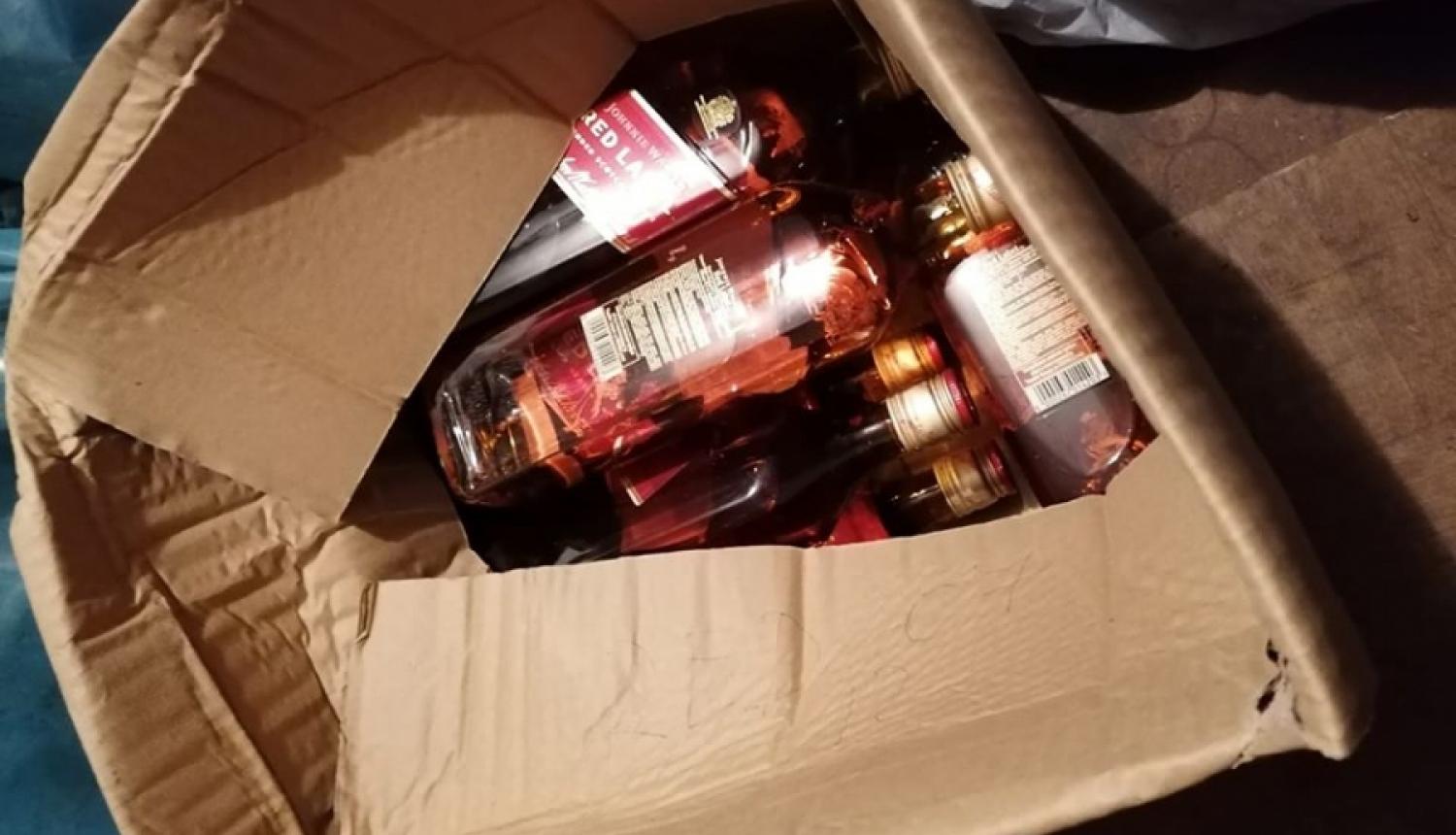 Valsts policija kādā garāžā Rīgā konstatē dārgu nelegālo alkoholu