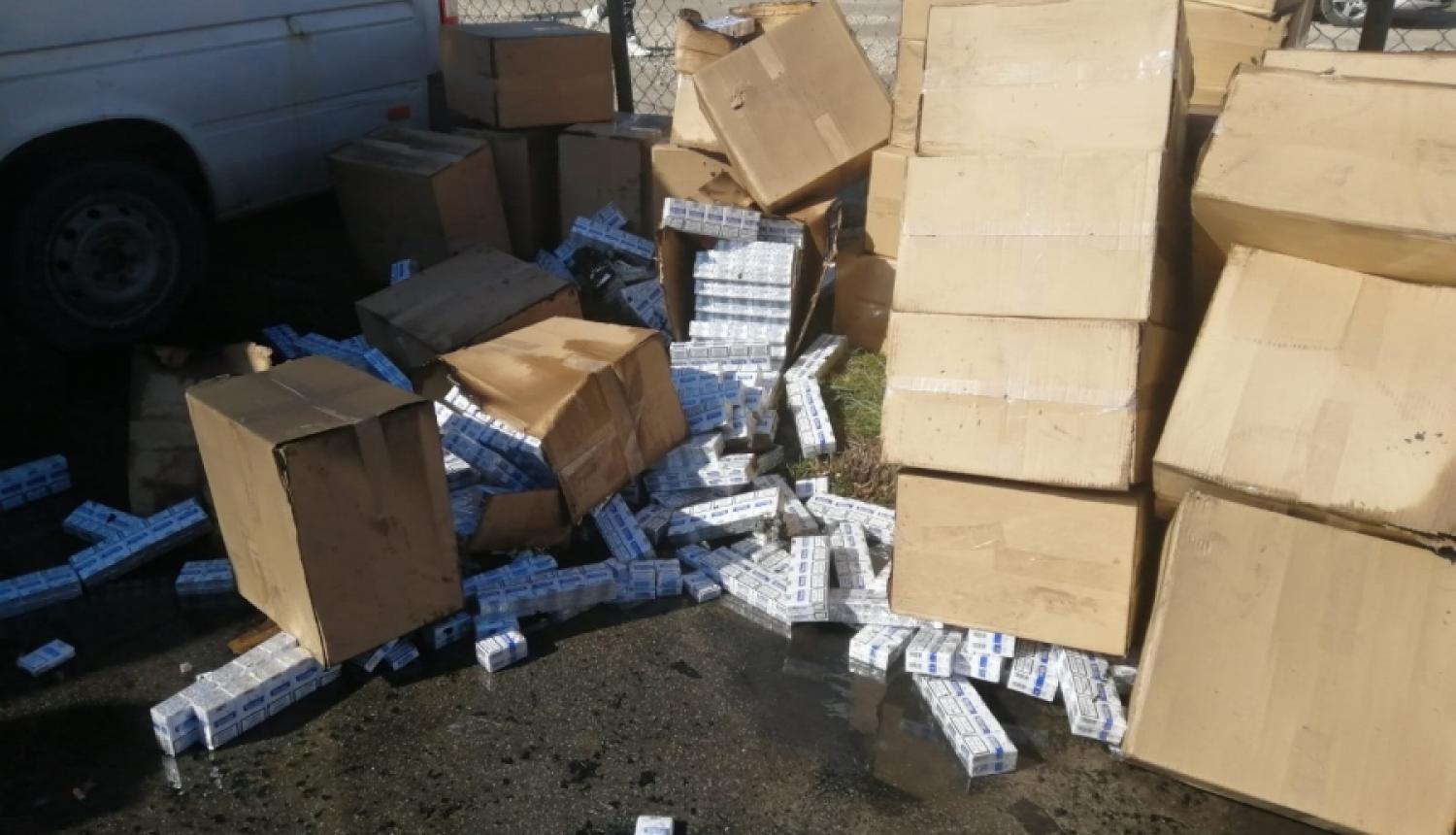 Pēc degošas automašīnas ugunsgrēka likvidēšanas, tajā atrod miljons cigarešu