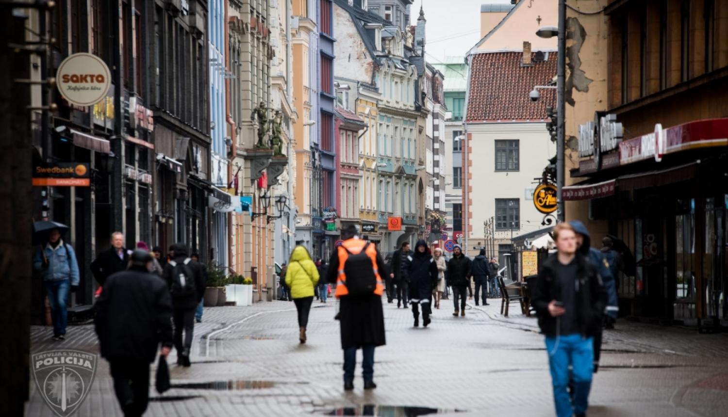 Vecrīgā jaunieši lielvalstu prezidentu maskās inscenē personas nolaupīšanu un tiek aizturēti
