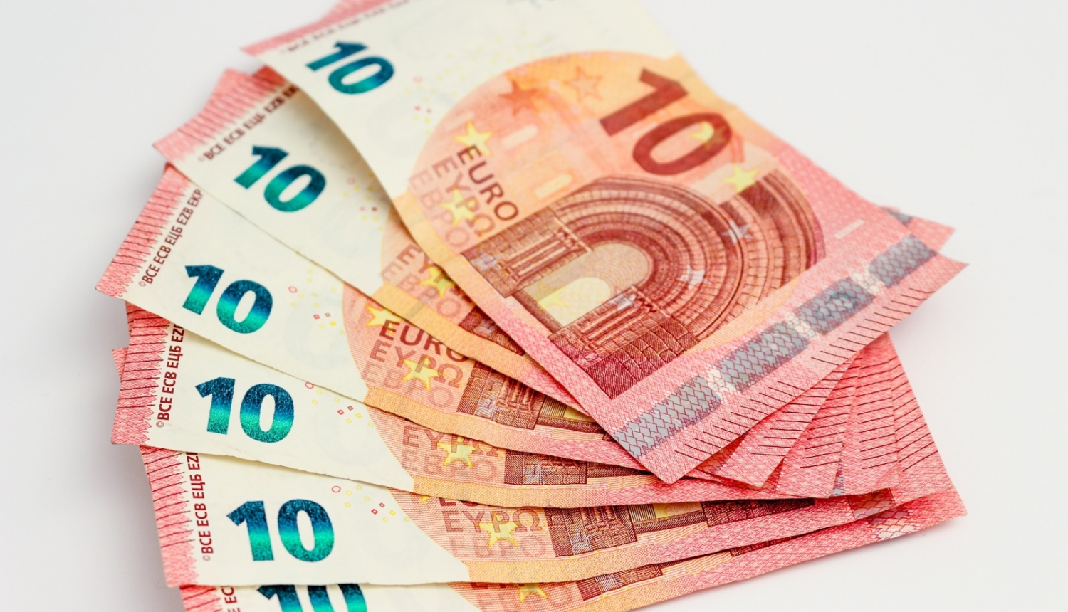 Sešas 10 eiro banknotes saliktas viena uz otras vēdeklītī