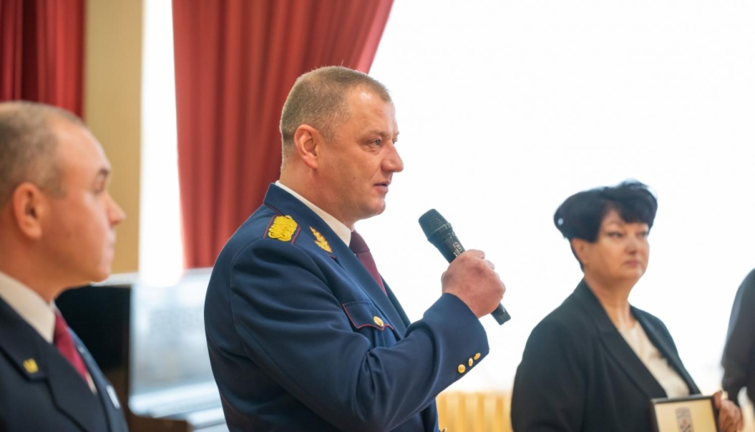 Valsts policija pasniedz pateicības rakstus skolēniem, kuri steidzās palīgā nelaimē nokļuvušai pensionārei