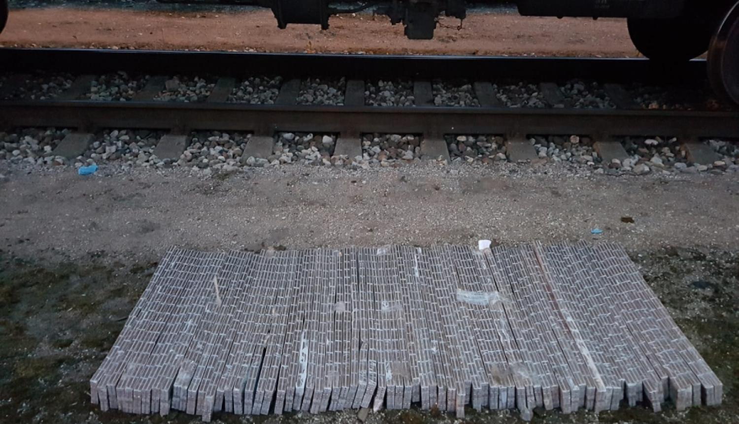 Rīgā kravas vilciena vagonā starp baļķiem atrastas nelegālās cigaretes