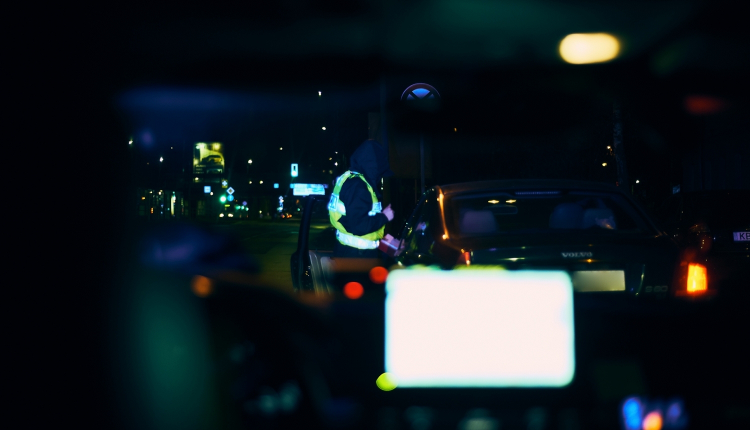 Policists tumsā ārpus automašīnas