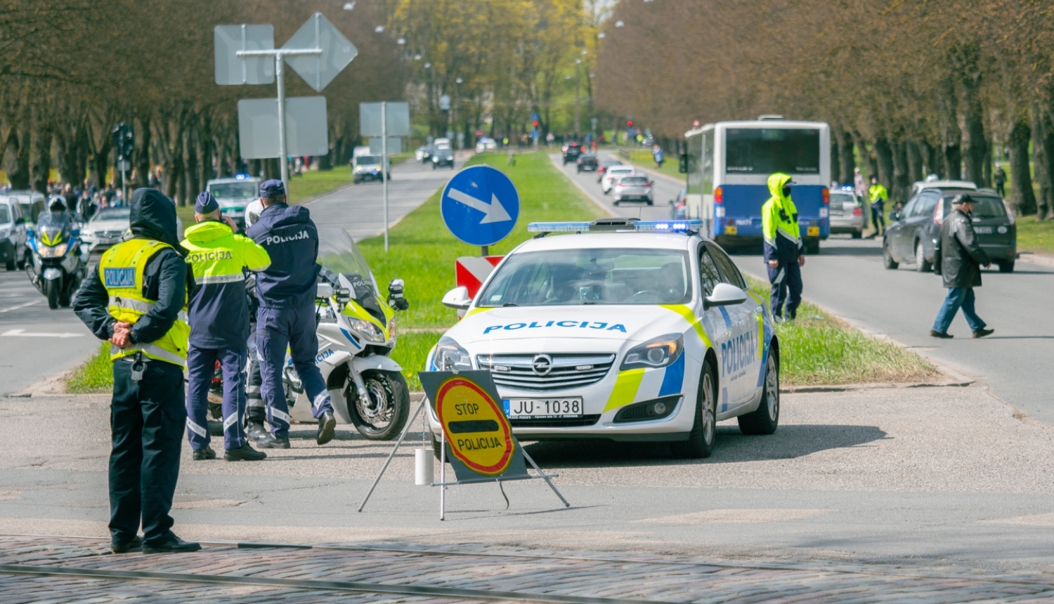 Policisti un policijas transports 
