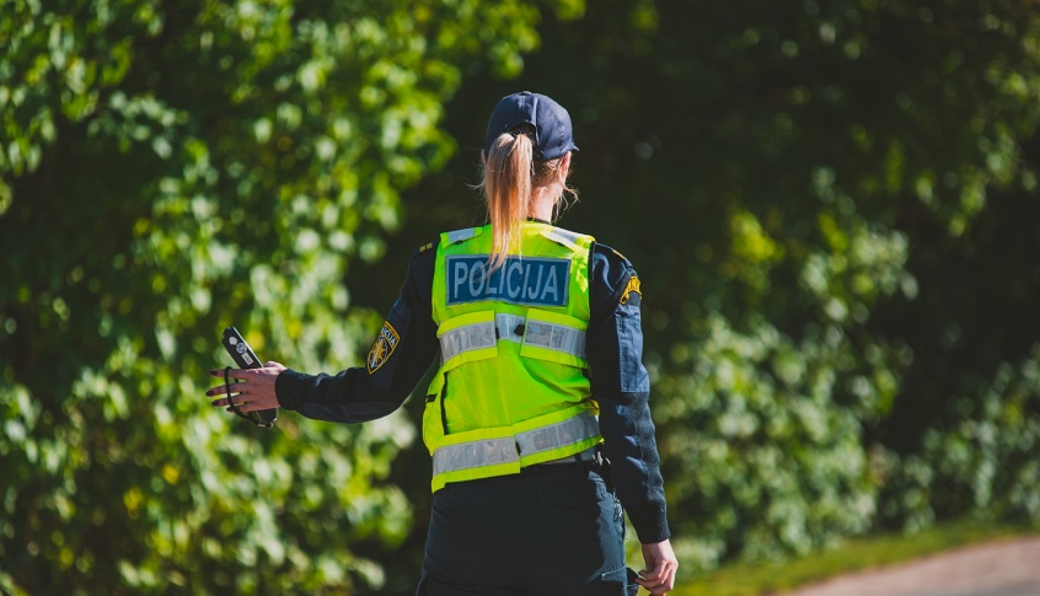 Ceļu policiste kontrolē satiksmi