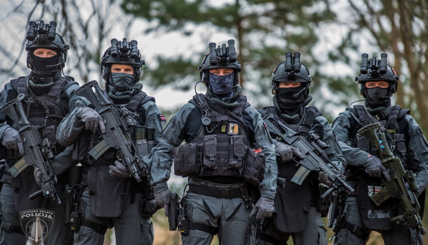 Valsts policijas pretterorisma vienības OMEGA kaujinieki pilnā ekipējumā