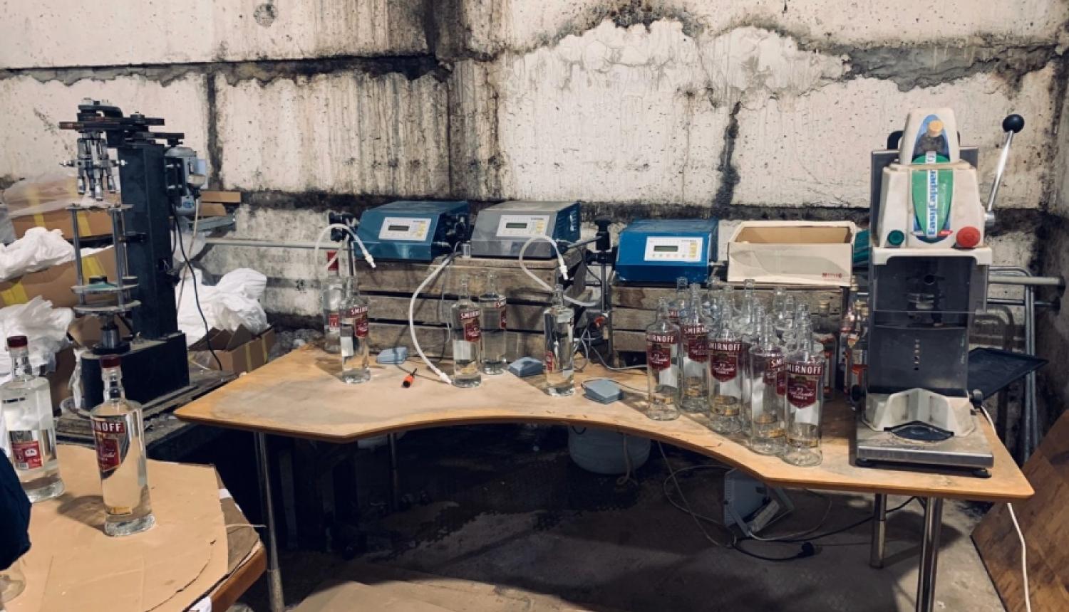Atklāta nelikumīga alkohola ražotne ar 10 tonnām nezināmas izcelsmes alkohola