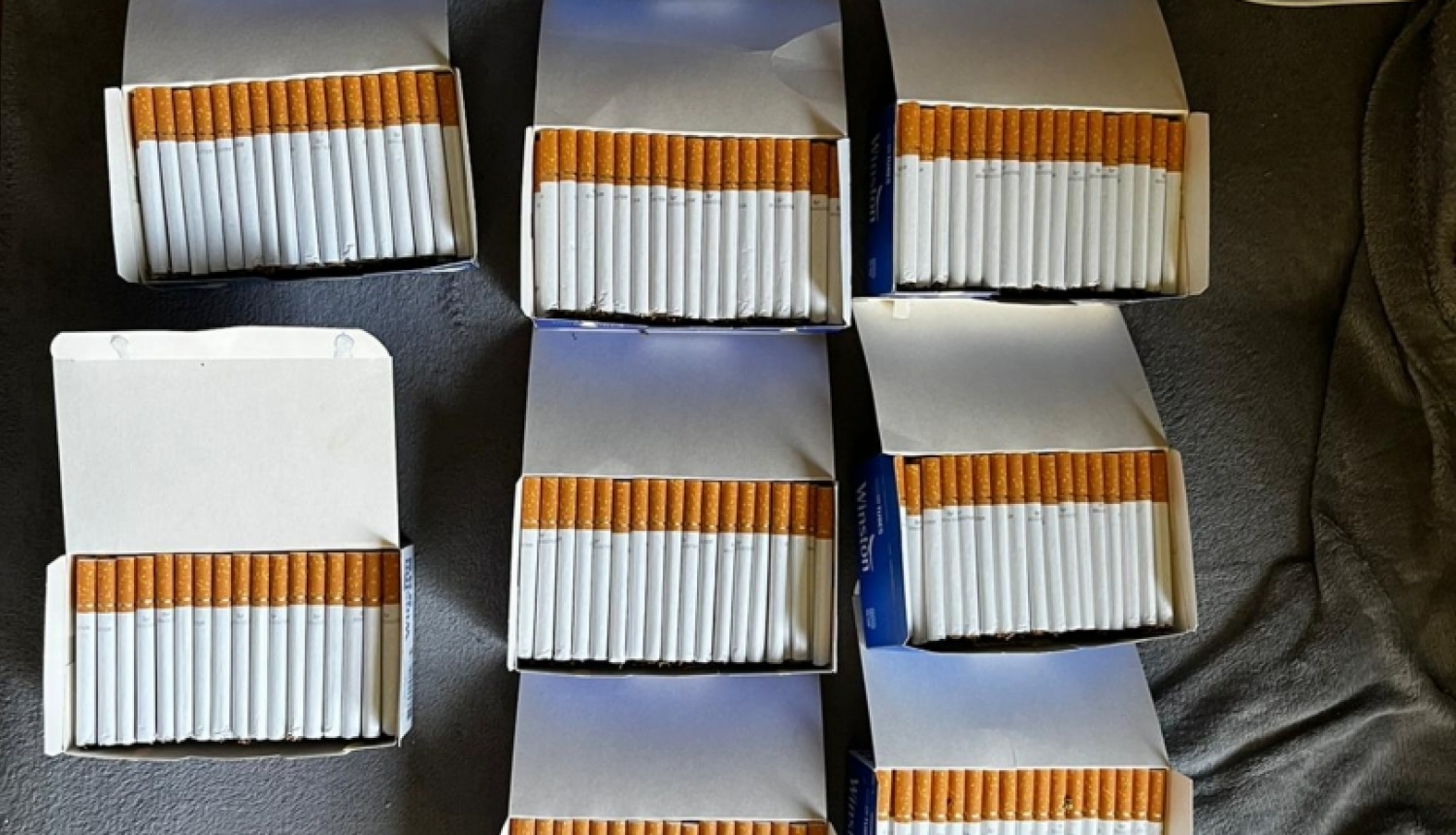 Rēzeknē un Viļānos likumsargi konfiscē ievērojamu daudzumu smēķējamās tabakas un cigarešu izgatavošanas iekārtas
