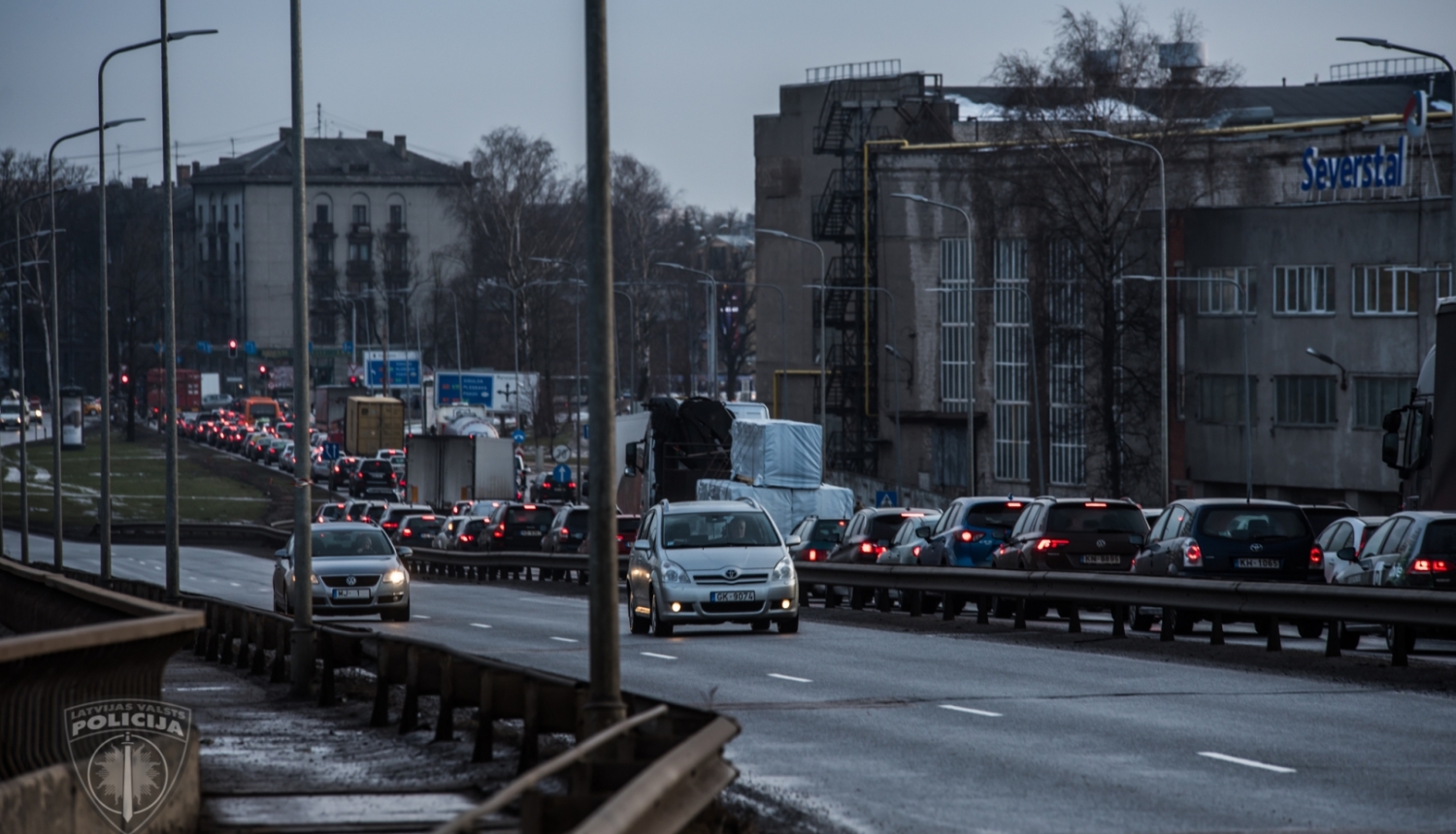 automašīnas brauc pa ceļu; ceļu satiksme 