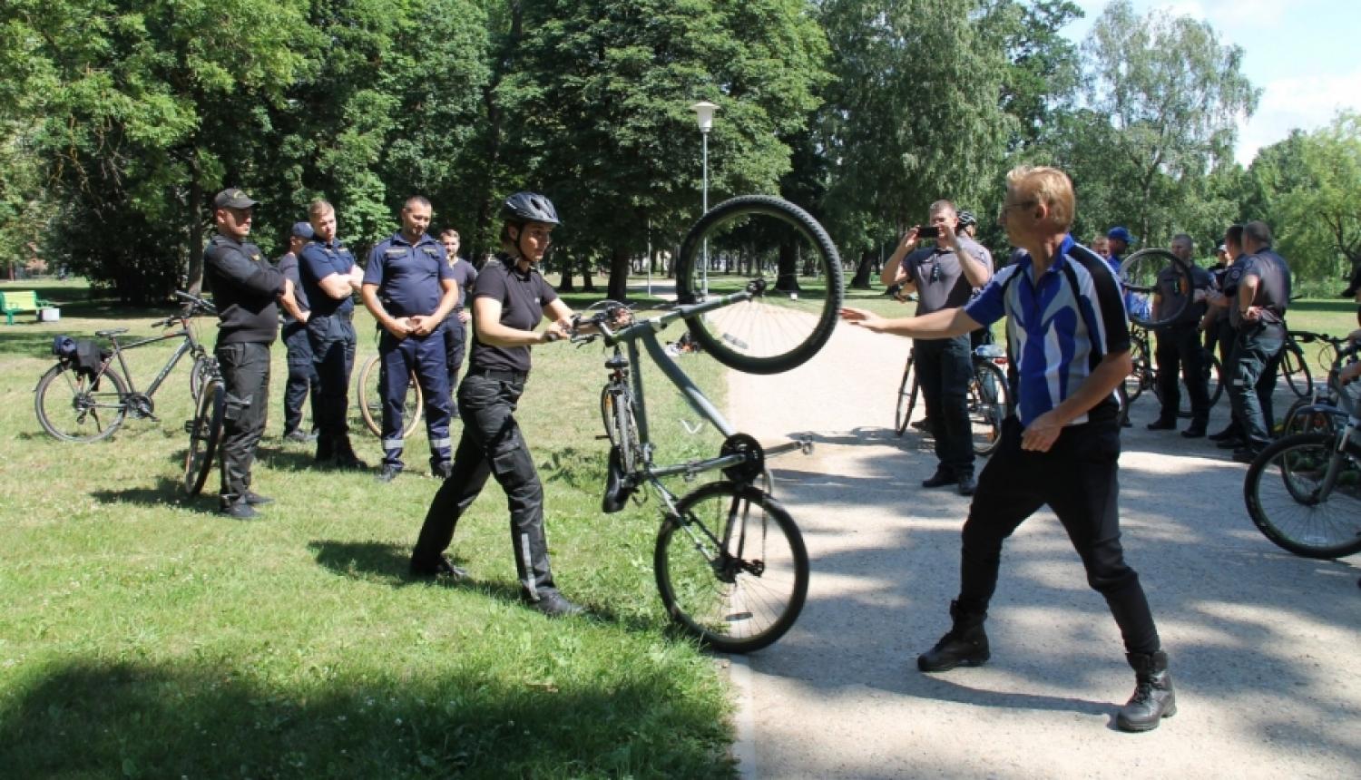 Kurzemē divas dienas Valsts policijas amatpersonas piedalījās starptautiska līmeņa mācībās, lai pilnveidotu policijas velopatruļu kapacitāti
