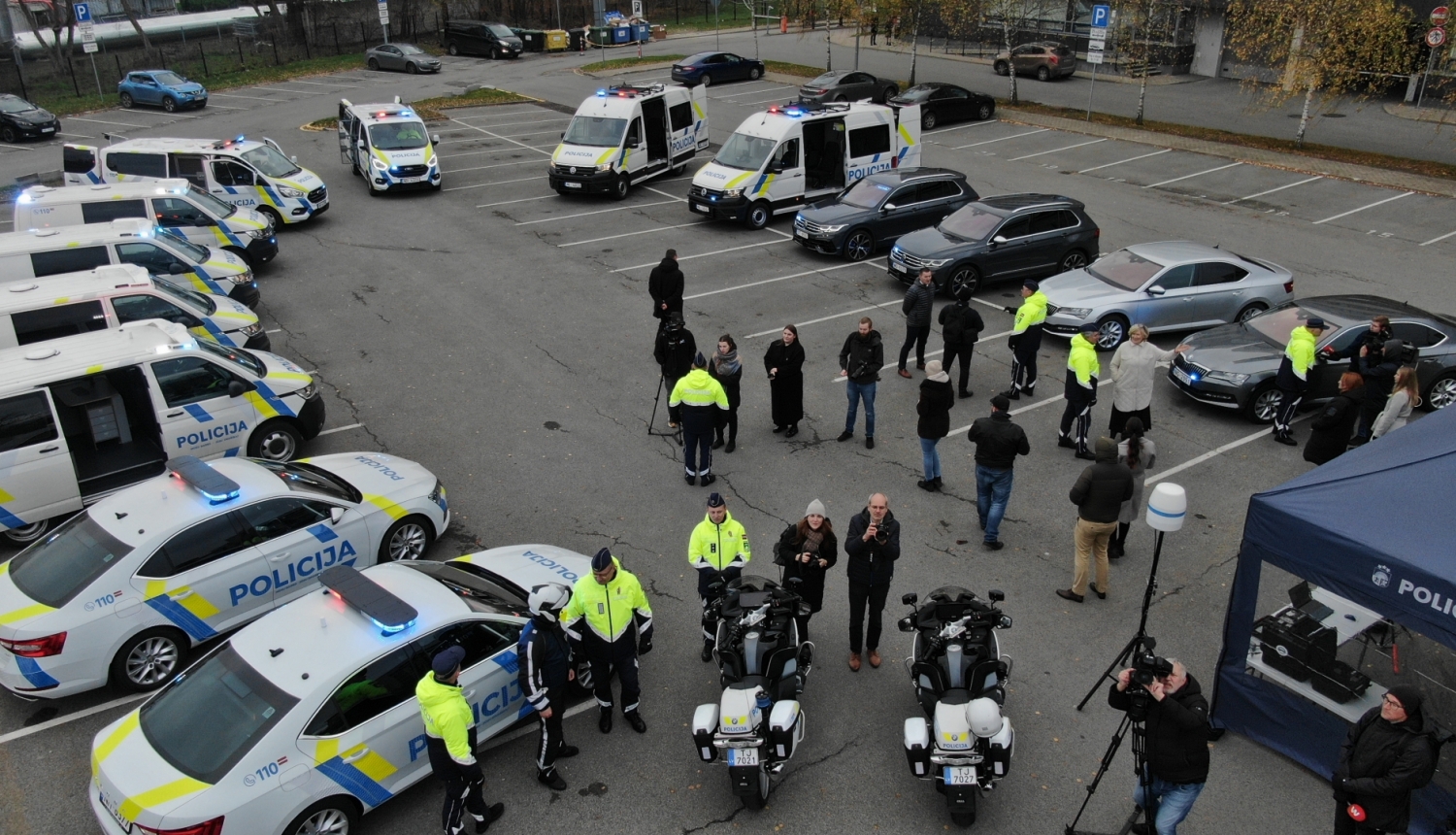 Valsts policijas transportlīdzekļi pusaplī; Valsts policijas amatpersonas