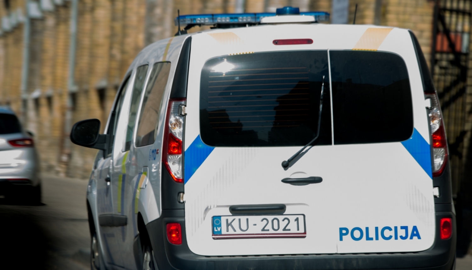 Policijas automašīna pie iecirkņa