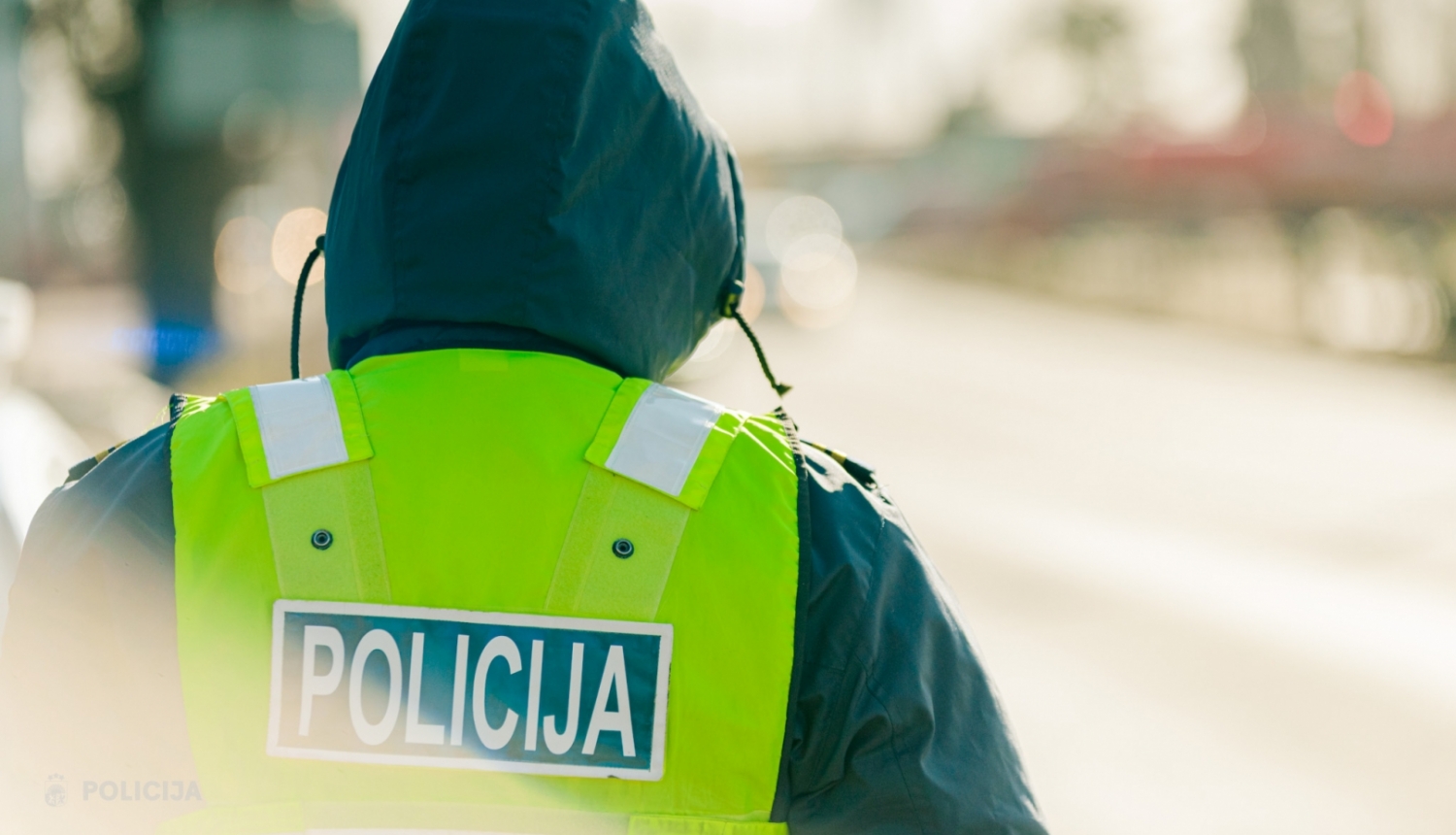 Valsts policijas darbinieks no mugurpuses