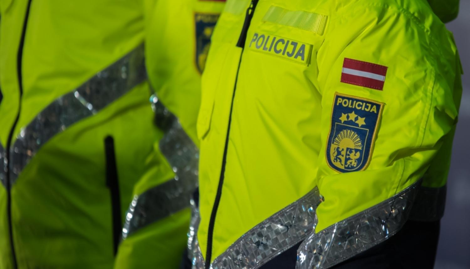 Administratīvā kārtībā aizturēts vīrietis, kurš stiprā alkohola reibumā pa Rīgas ielām staigājis ar gāzes ieroci rokās