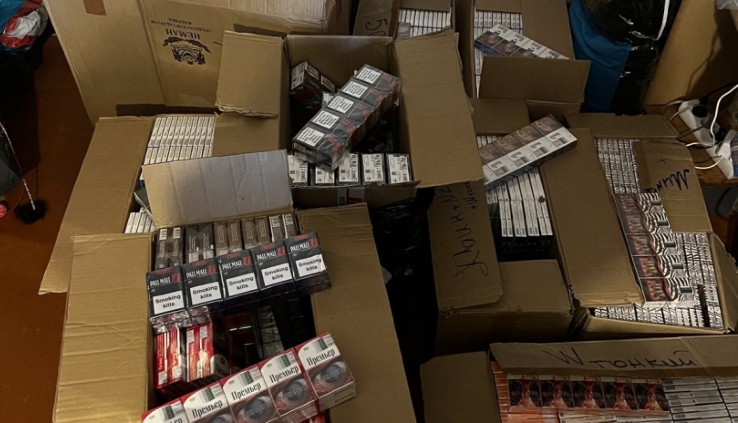Latgales priekšpilsētā par nelegālo akcīzes preču apriti aizturēta organizēta grupa; atsavināts 171 000 nelegālo cigarešu