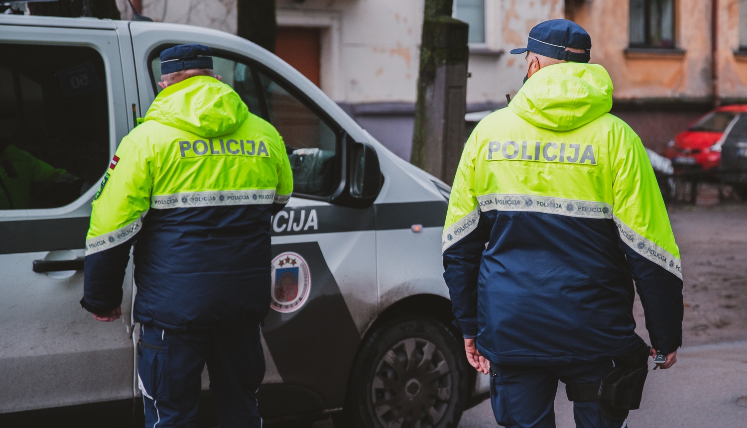 Policisti un mašīna