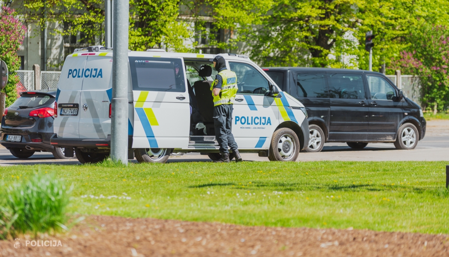 Valsts polcijas darbinieks pie Valsts policijas operatīvā transportlīdzekļa