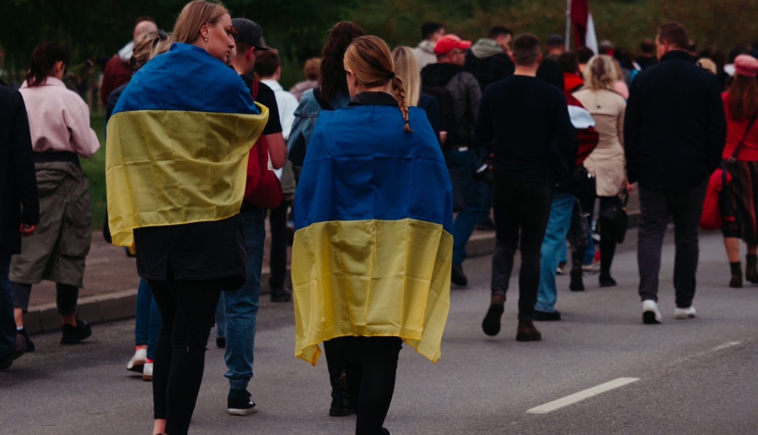 Divas sievietes ar UA karogiem