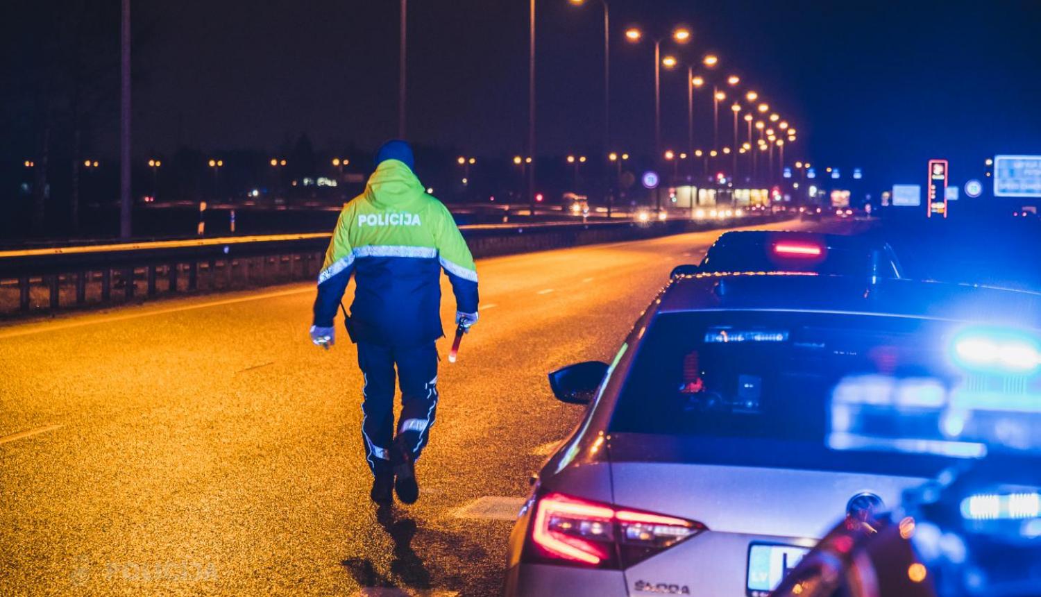 Policijas darbinieks veic pārbaudi