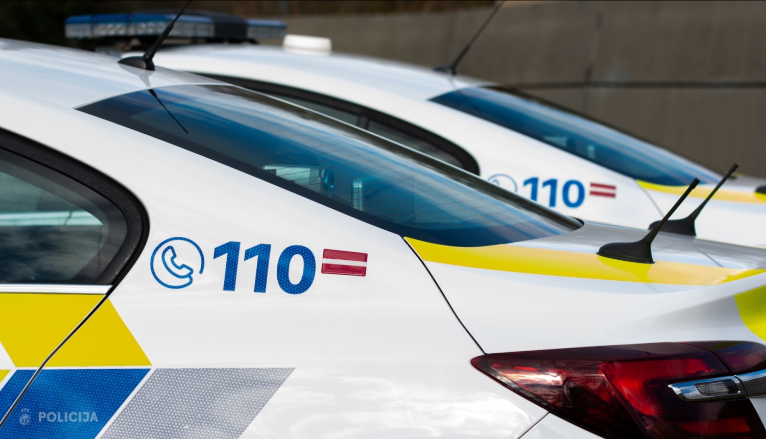 Valsts policijas automašīna, uz kuras redzams uzraksts "110"