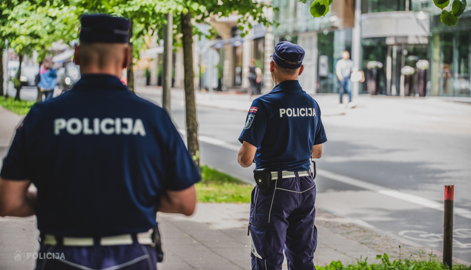 Aizdomās par zādzību sēriju no pakomātiem policija aizturējusi divas  personas | Valsts policija