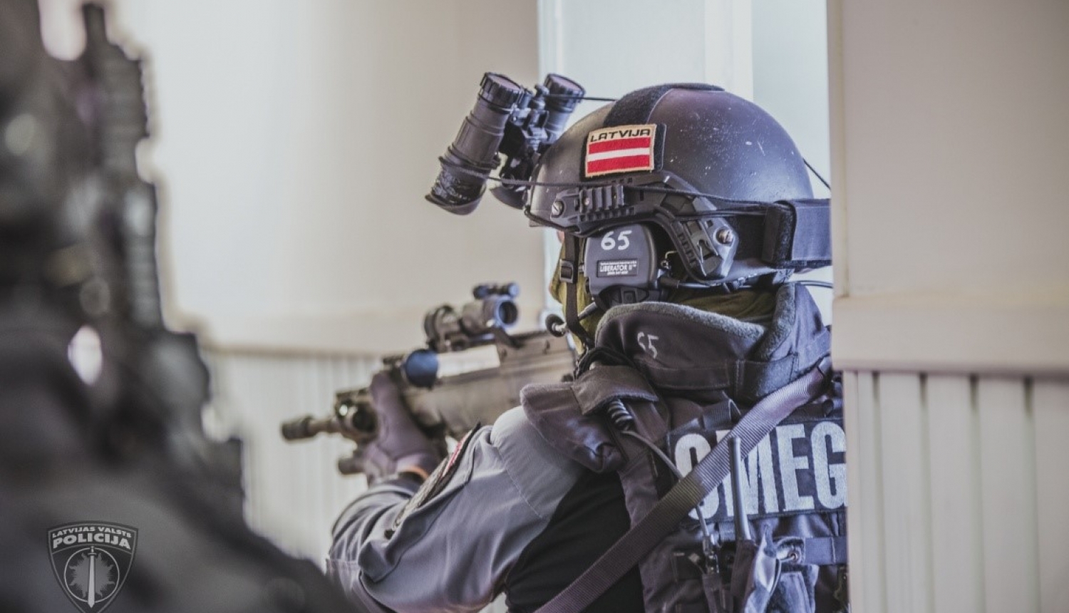 Valsts policijas pretterorisma vienības "OMEGA" pretendents pilnā ekipējumā