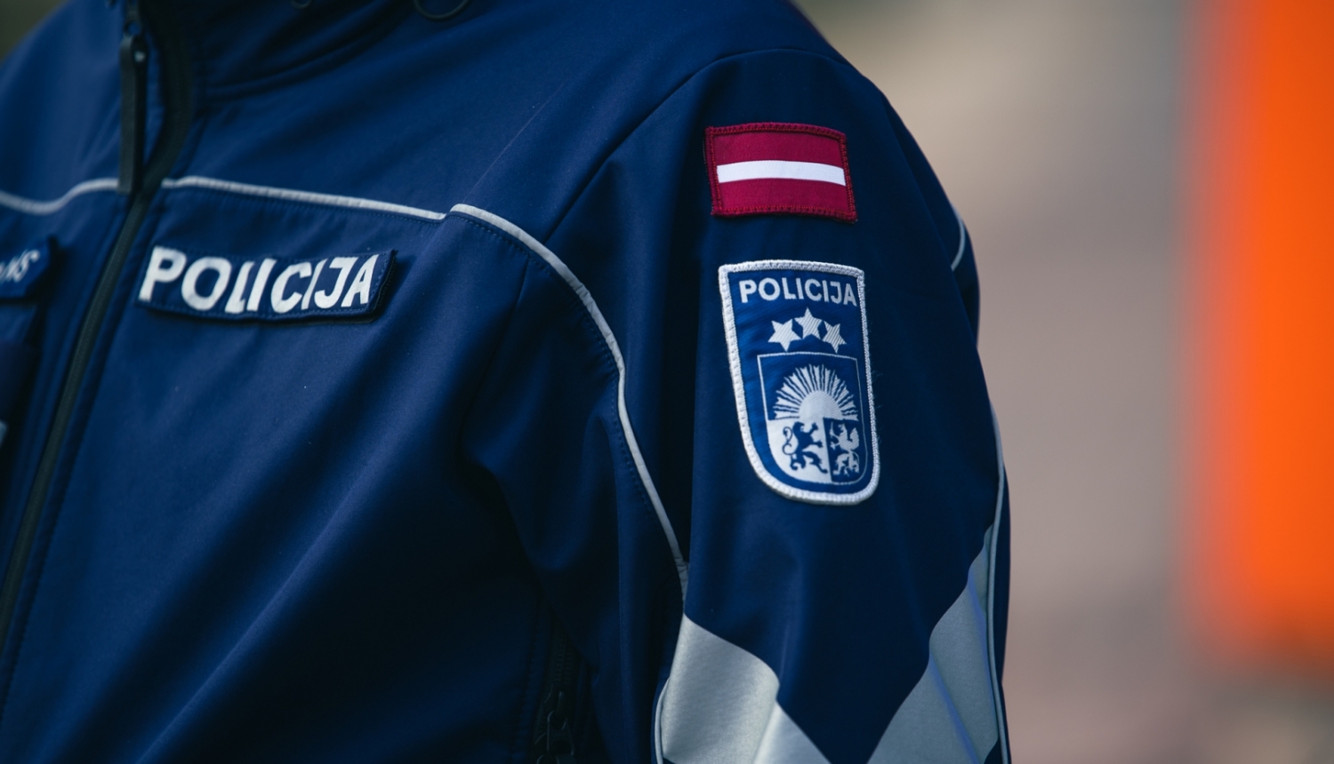 Policijas darbinieks formas tērpā