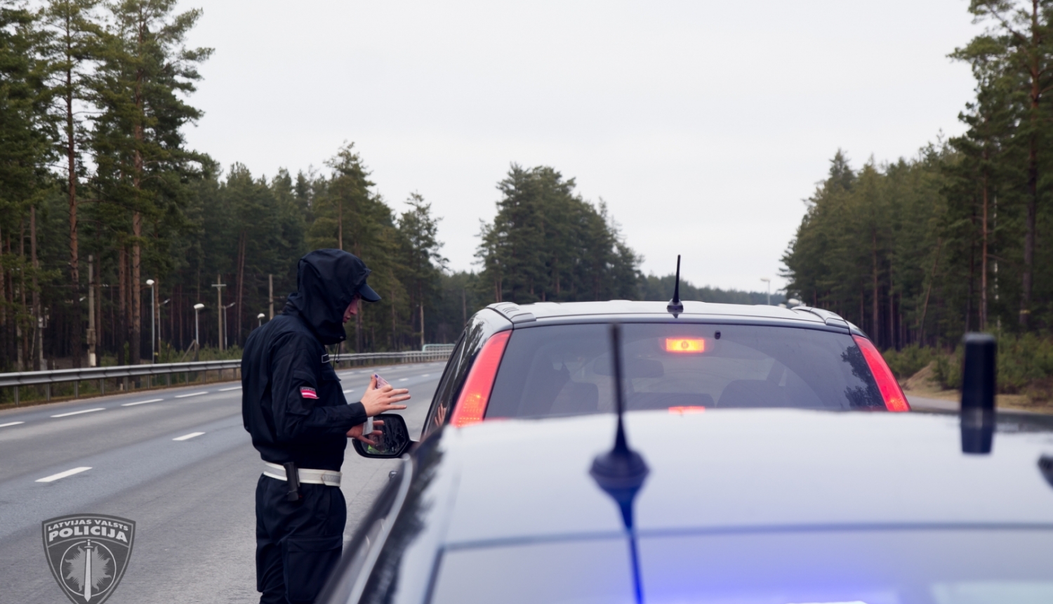 Policists uz ceļa apturējis automašīnu