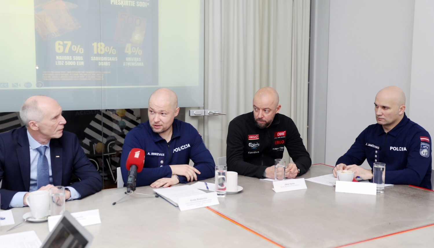 No kreisās puses: Aivars Aksenoks, Andis Rinkevis, Jānis Vanks, Juris Jančevskis.