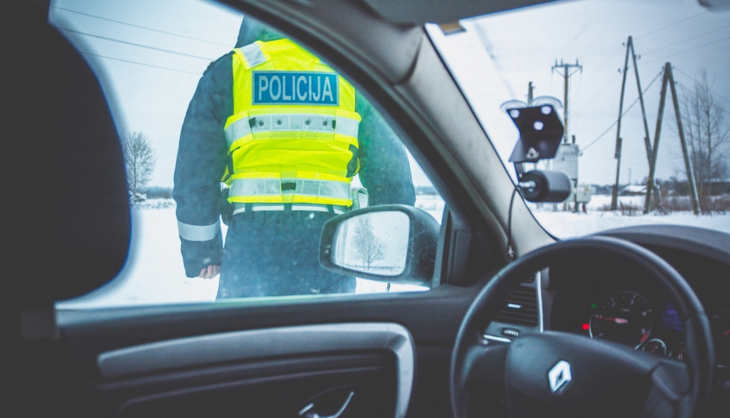 Policists, kas nobildēts no automašīnas