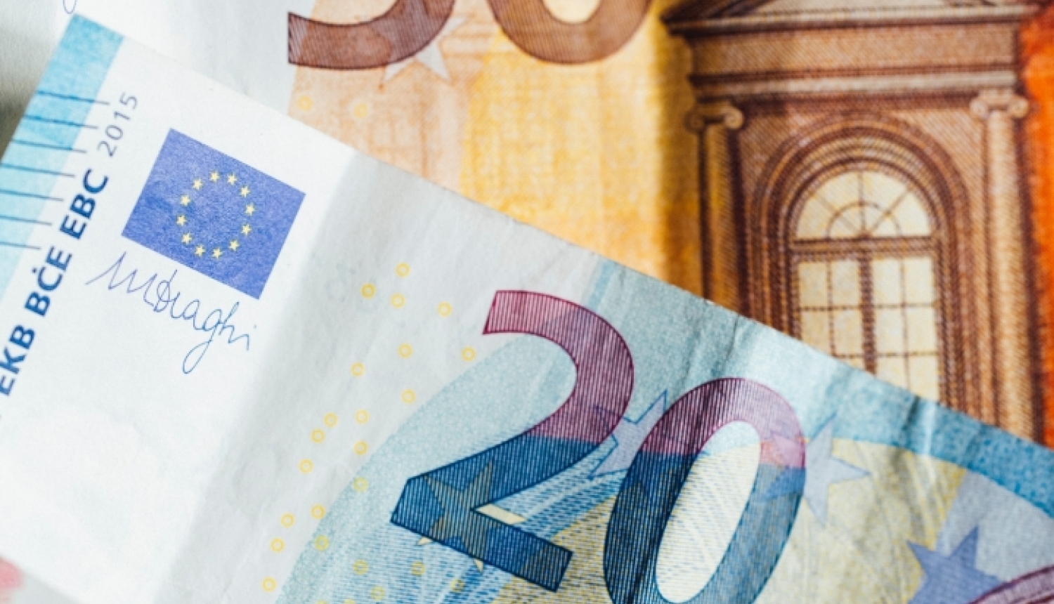 Daļēji aizsedzot citai citu, bet nominālvērtību atstājot redzamu, cita uz citas novietas 100, 50, 20 un 10 eiro banknotes