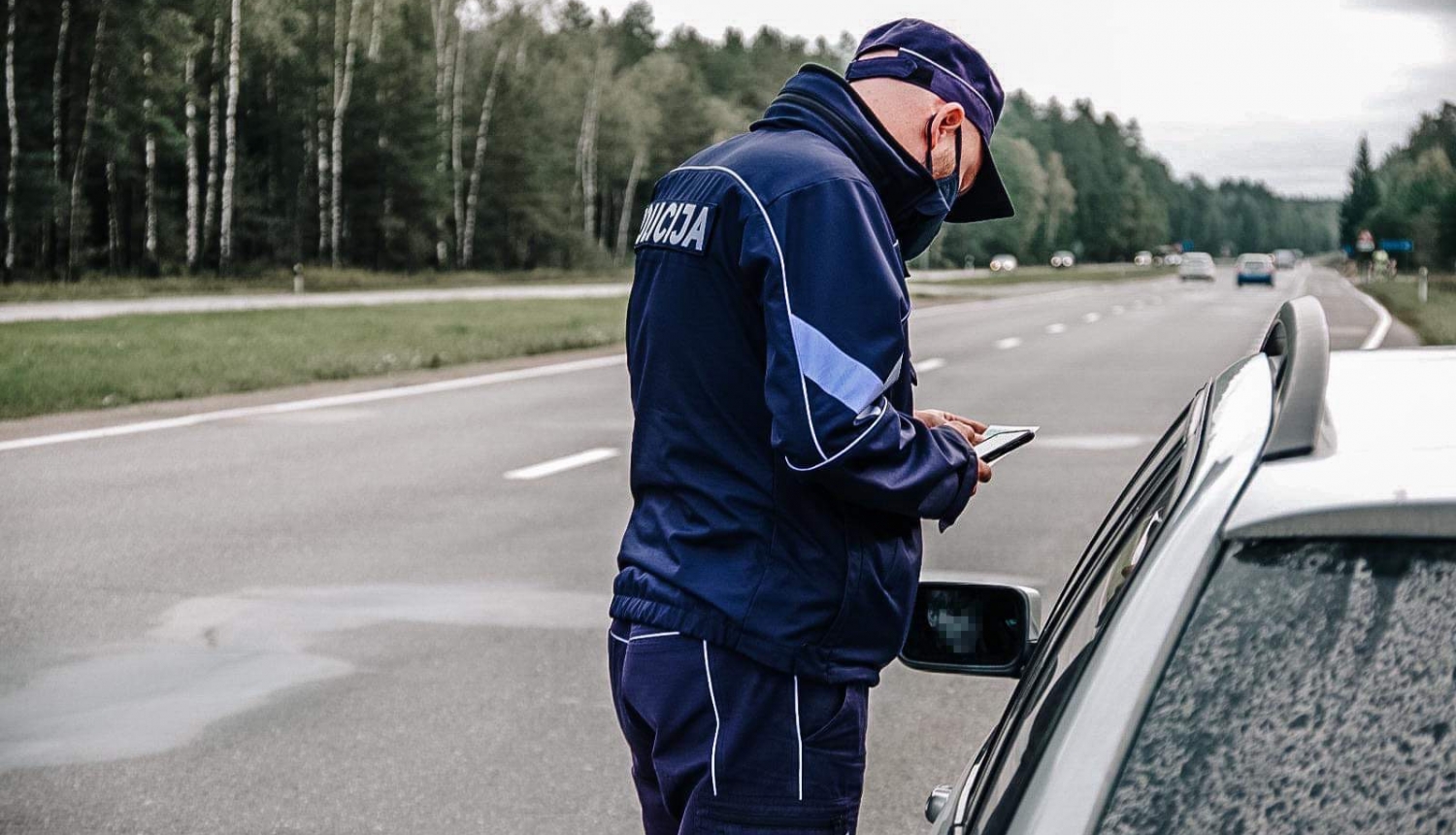 Valsts policijas darbinieks apturējis automašīnu