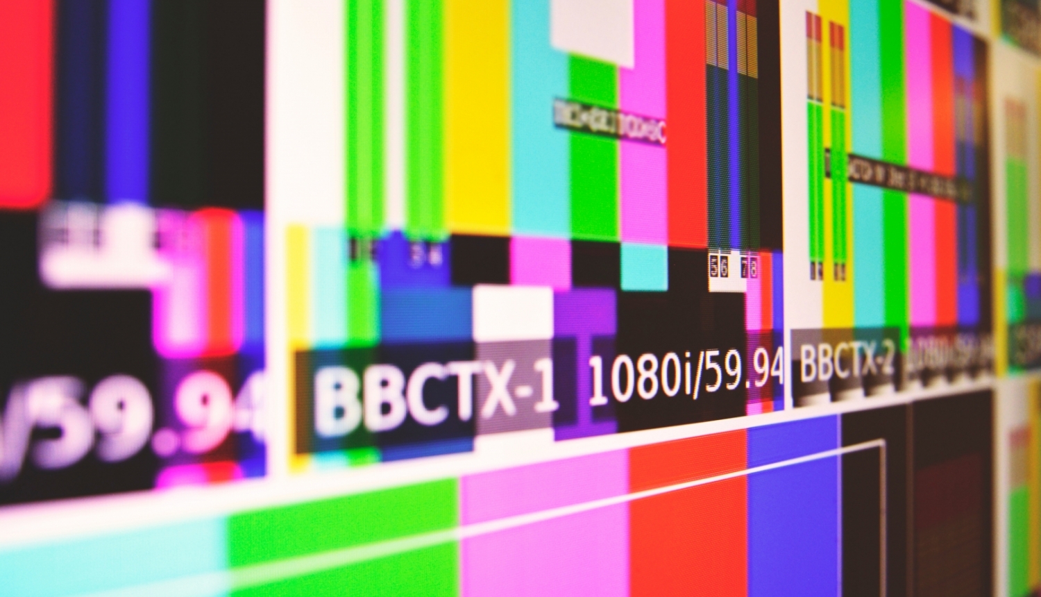 Platekrāna monitors, kurā redzamas TV krāsu joslas
