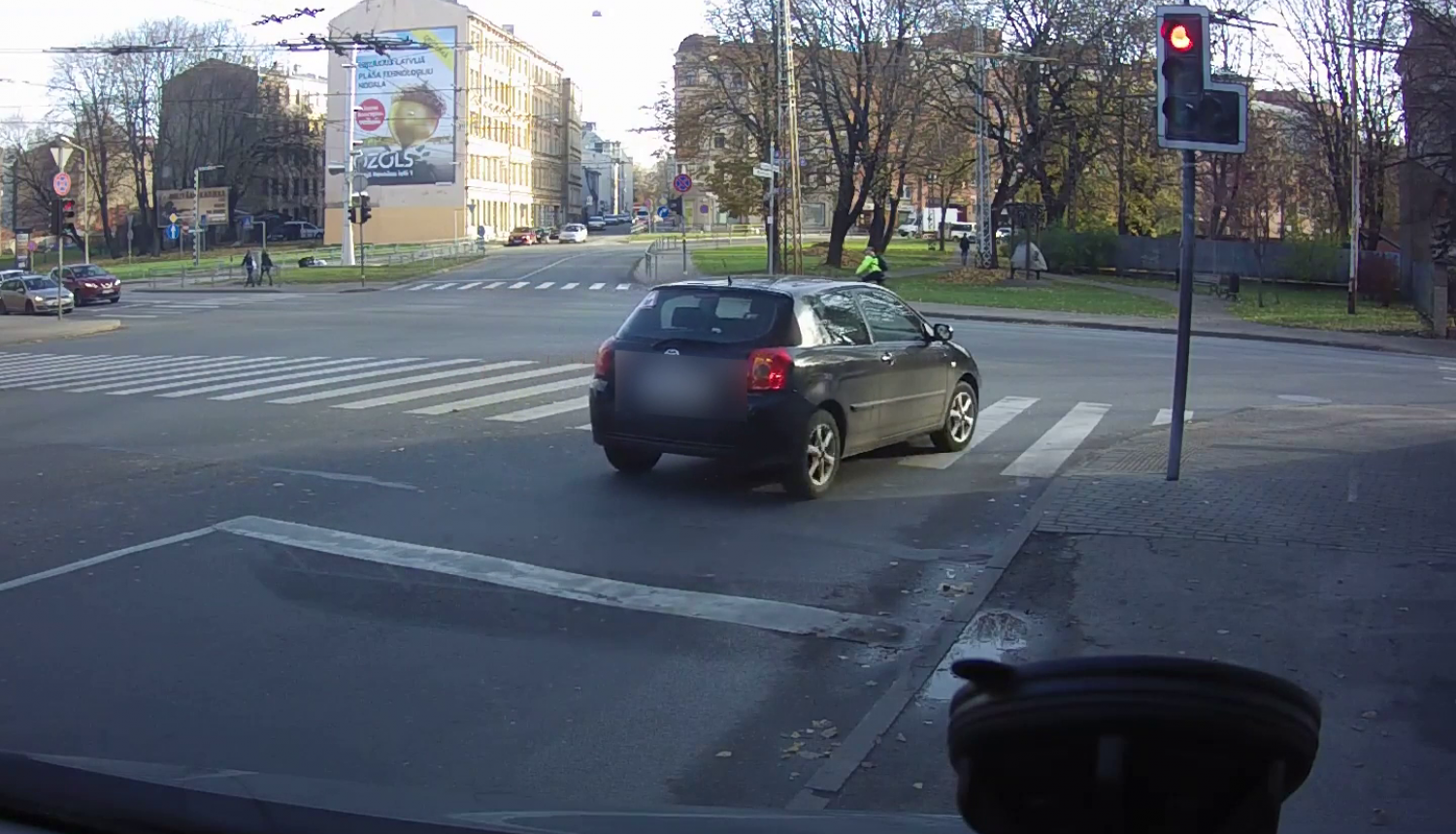 Automašīna krustojumā pie aizliedzošā signāla