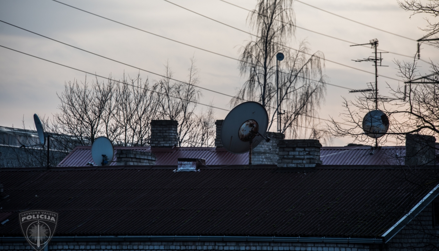 Mājas jumts ar vairākām televīzijas antenēm