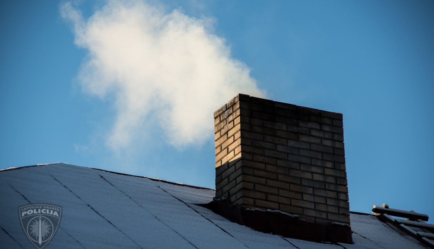 Apsnidzis mājas jumts, no skursteņa kūp dūmi